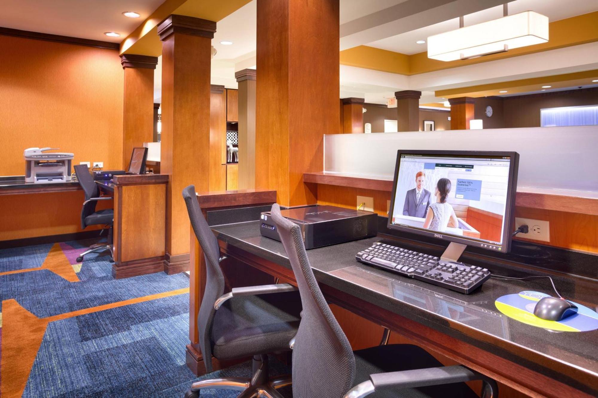 Hotel Fairfield & By Marriott Gillette