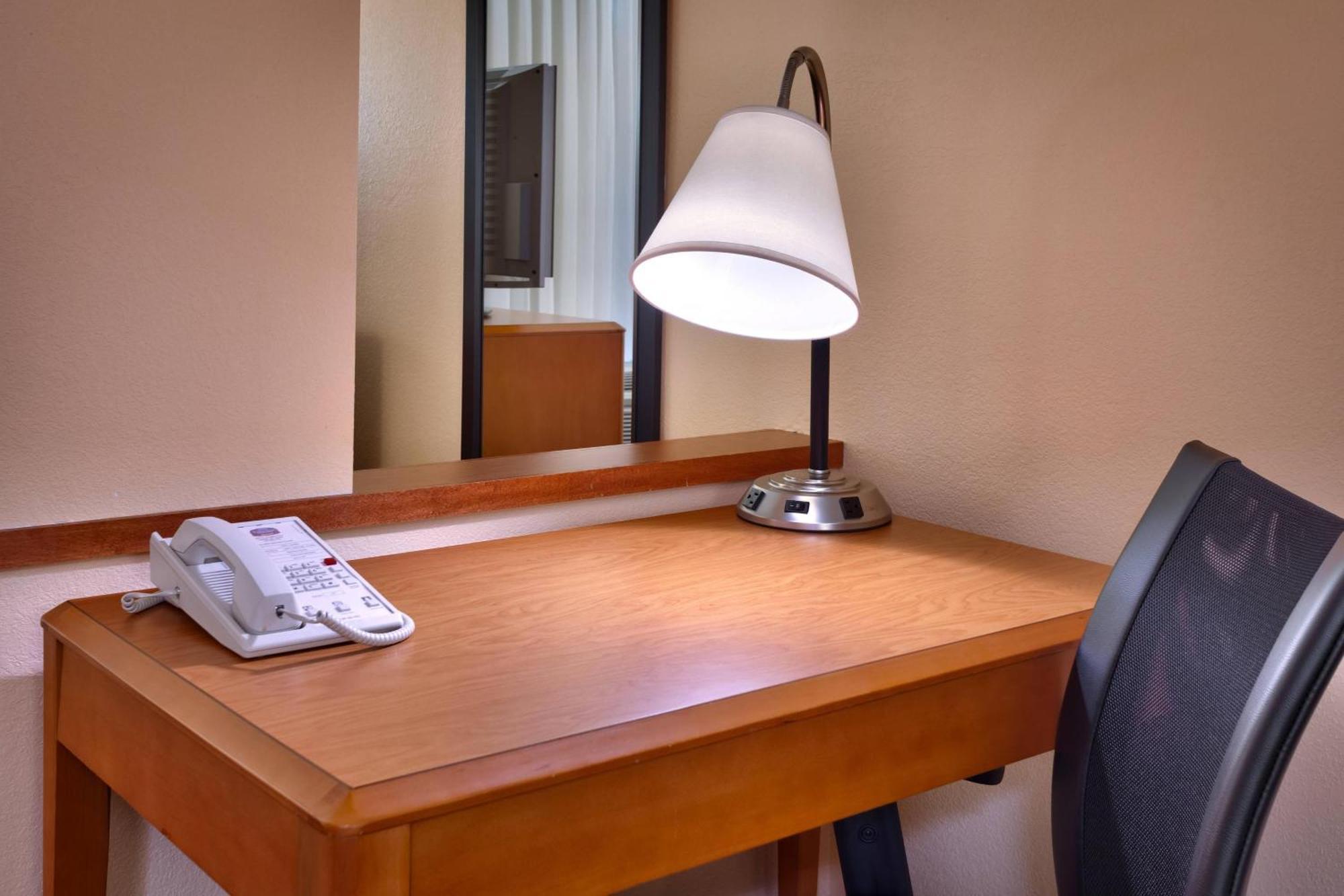 Hotel Fairfield & By Marriott Gillette